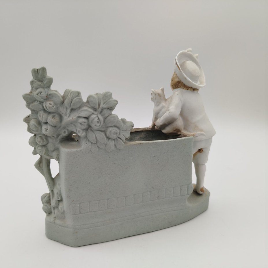 Карандашница, украшенная фигуркой мальчика с кошкой и собакой, фарфор, бисквит, роспись, золочение