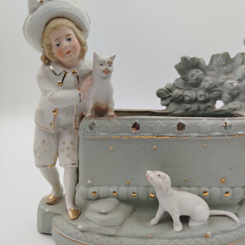 Карандашница, украшенная фигуркой мальчика с кошкой и собакой, фарфор, бисквит, роспись, золочение