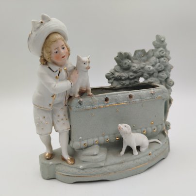 Карандашница, украшенная фигуркой мальчика с кошкой и собакой, фарфор, бисквит, роспись, золочение
