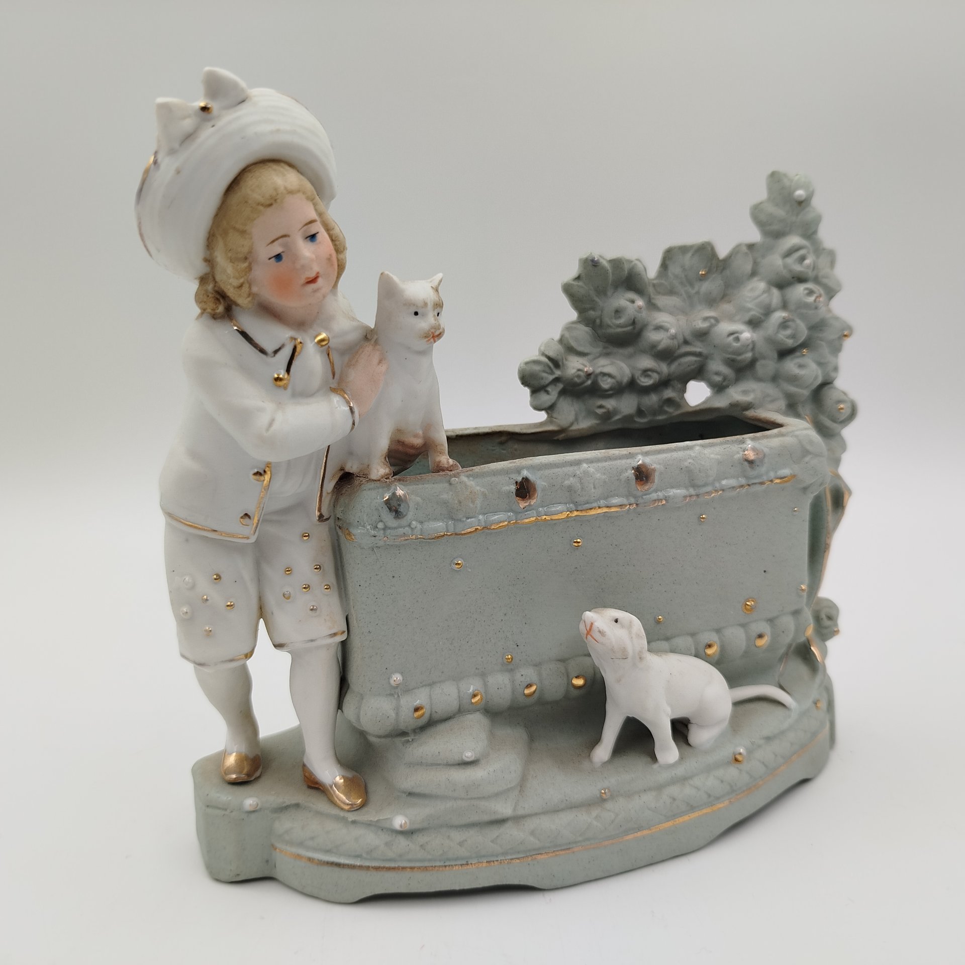 Карандашница, украшенная фигуркой мальчика с кошкой и собакой, фарфор, бисквит, роспись, золочение