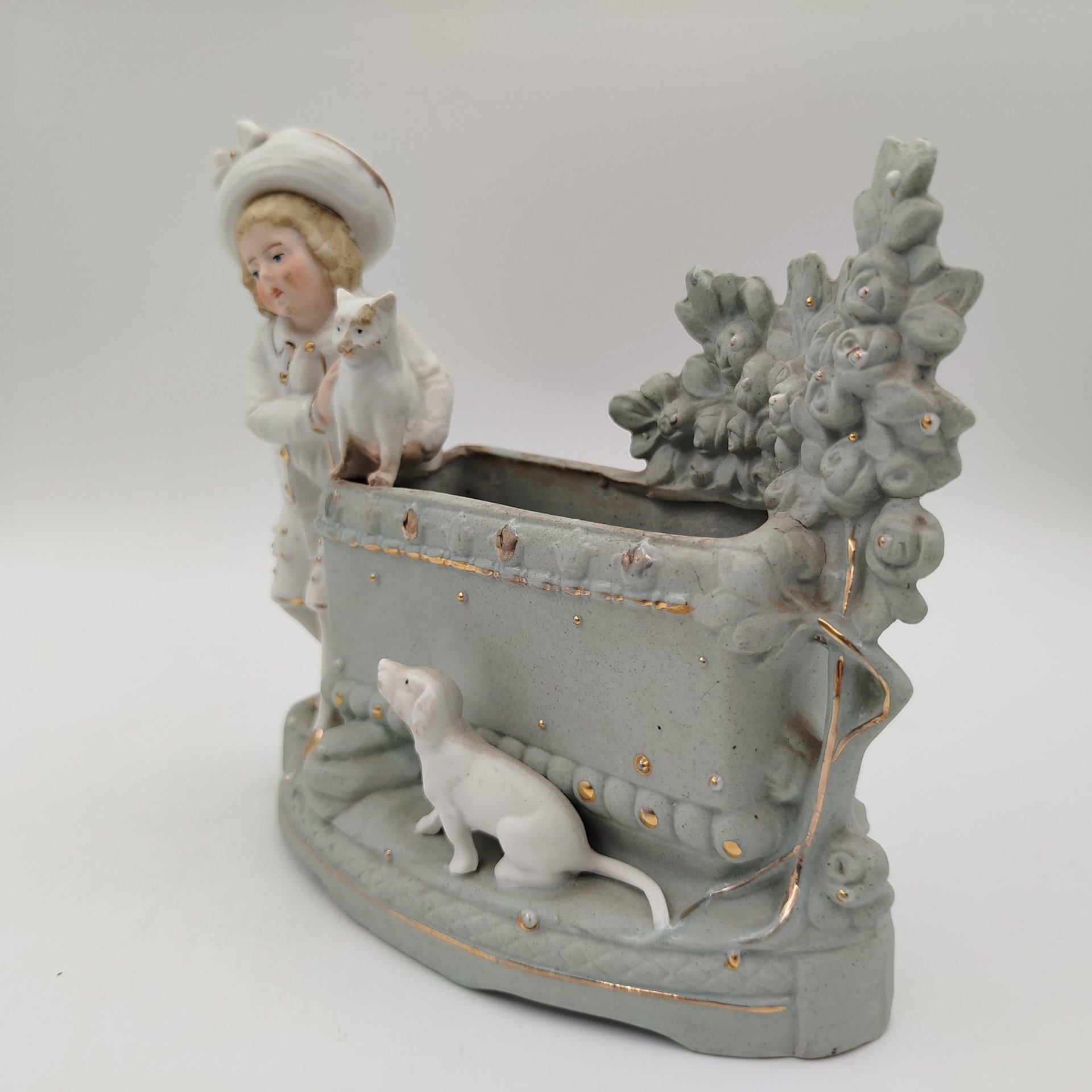 Карандашница, украшенная фигуркой мальчика с кошкой и собакой, фарфор, бисквит, роспись, золочение