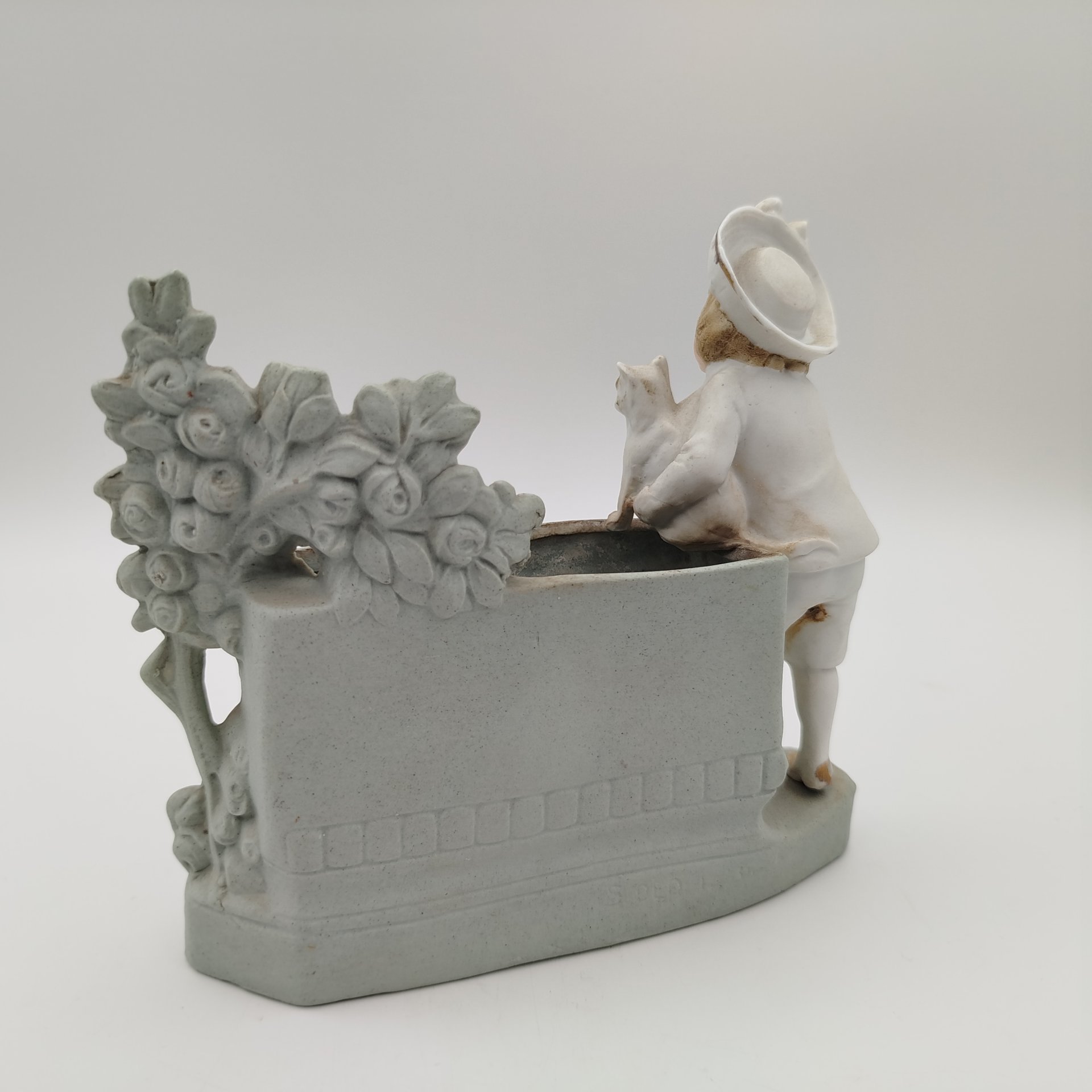 Карандашница, украшенная фигуркой мальчика с кошкой и собакой, фарфор, бисквит, роспись, золочение