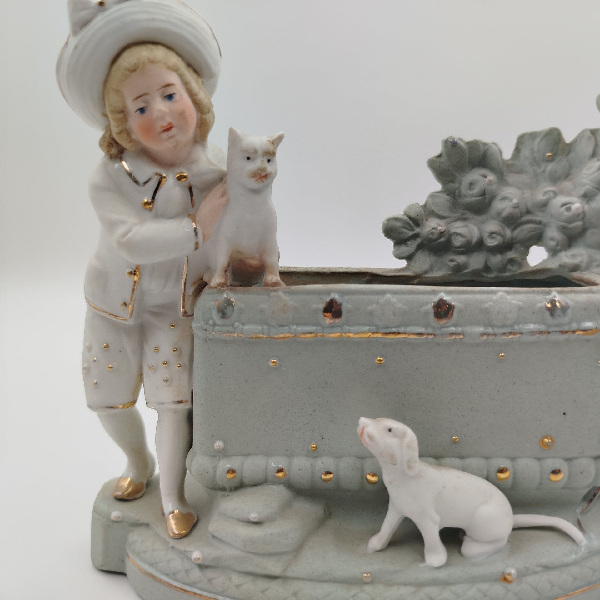 Карандашница, украшенная фигуркой мальчика с кошкой и собакой, фарфор, бисквит, роспись, золочение