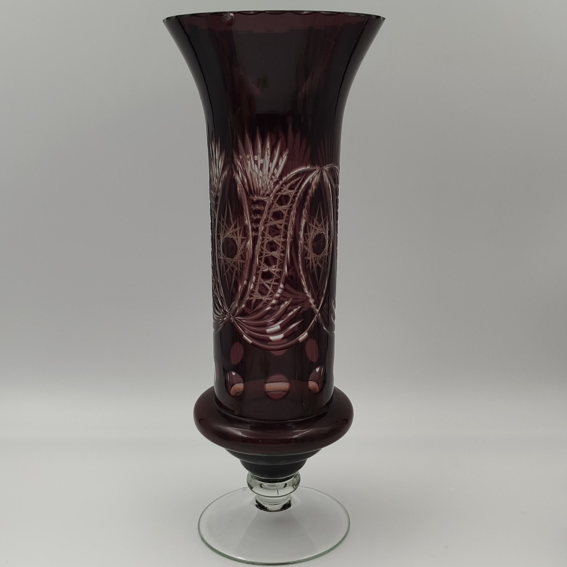 Ваза марганцевого оттенка на ножке с валиками и с цилиндрическим туловом, украшенным звездчато-растительным декором и линзами, хрусталь, алмазная грань, Дятьковский хрустальный завод, СССР, 1950-1970 гг.