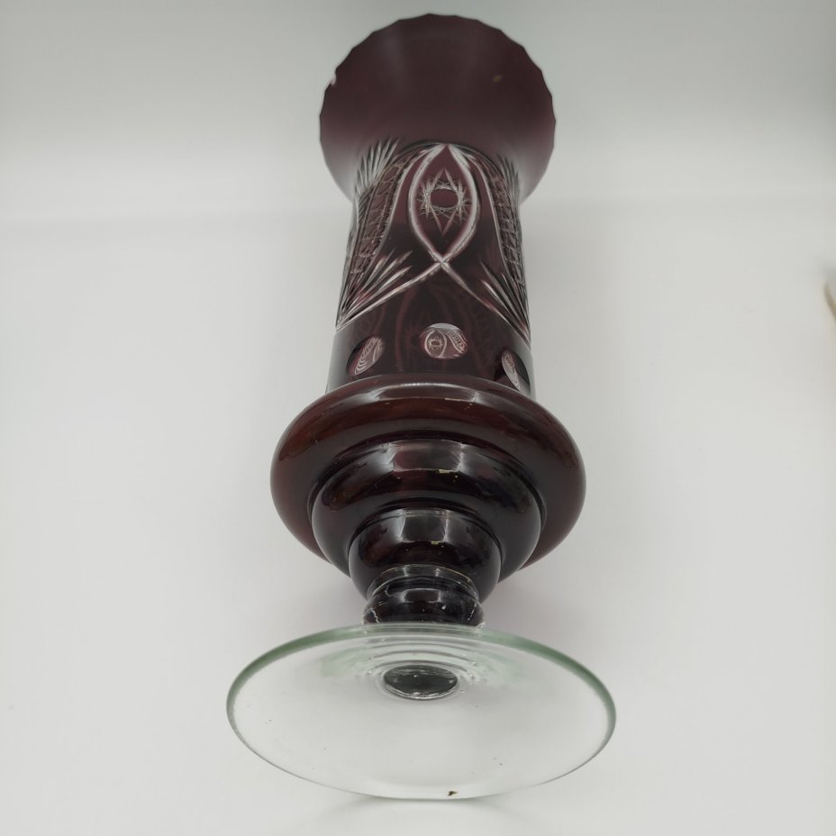 Ваза марганцевого оттенка на ножке с валиками и с цилиндрическим туловом, украшенным звездчато-растительным декором и линзами, хрусталь, алмазная грань, Дятьковский хрустальный завод, СССР, 1950-1970 гг.