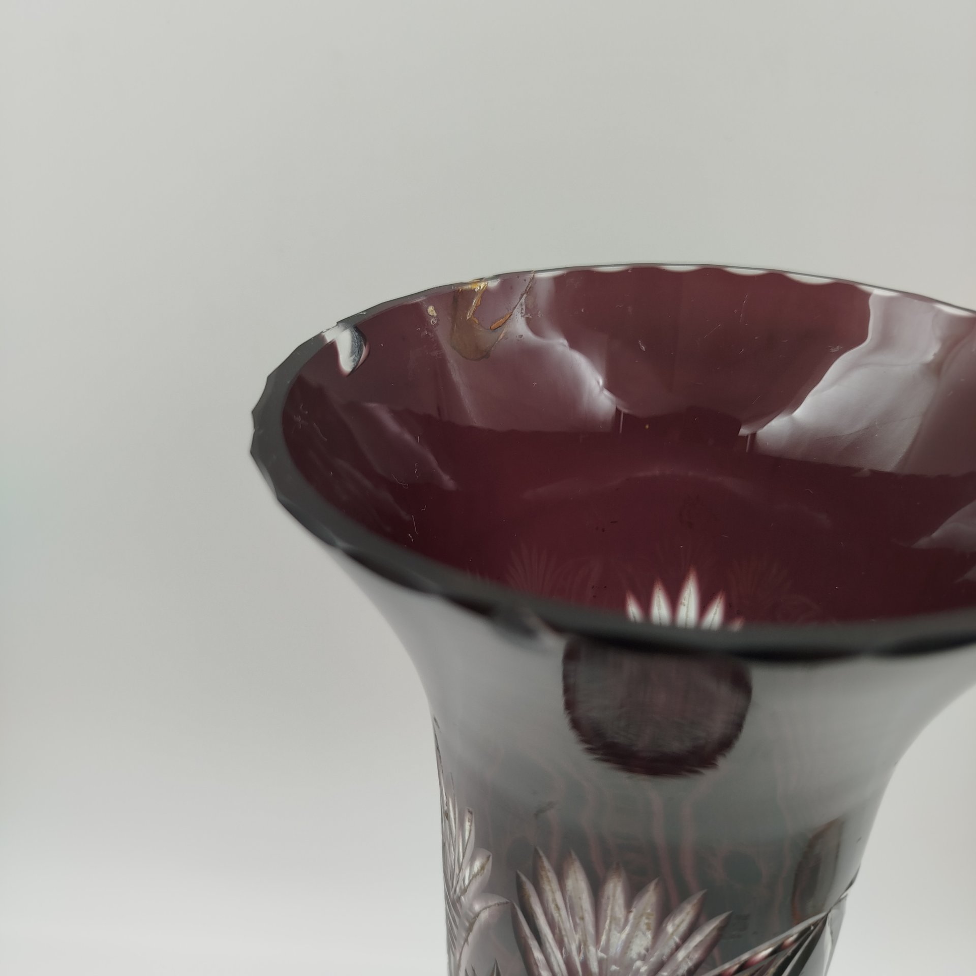 Ваза марганцевого оттенка на ножке с валиками и с цилиндрическим туловом, украшенным звездчато-растительным декором и линзами, хрусталь, алмазная грань, Дятьковский хрустальный завод, СССР, 1950-1970 гг.