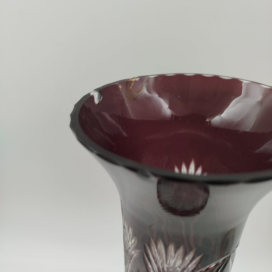 Ваза марганцевого оттенка на ножке с валиками и с цилиндрическим туловом, украшенным звездчато-растительным декором и линзами, хрусталь, алмазная грань, Дятьковский хрустальный завод, СССР, 1950-1970 гг.