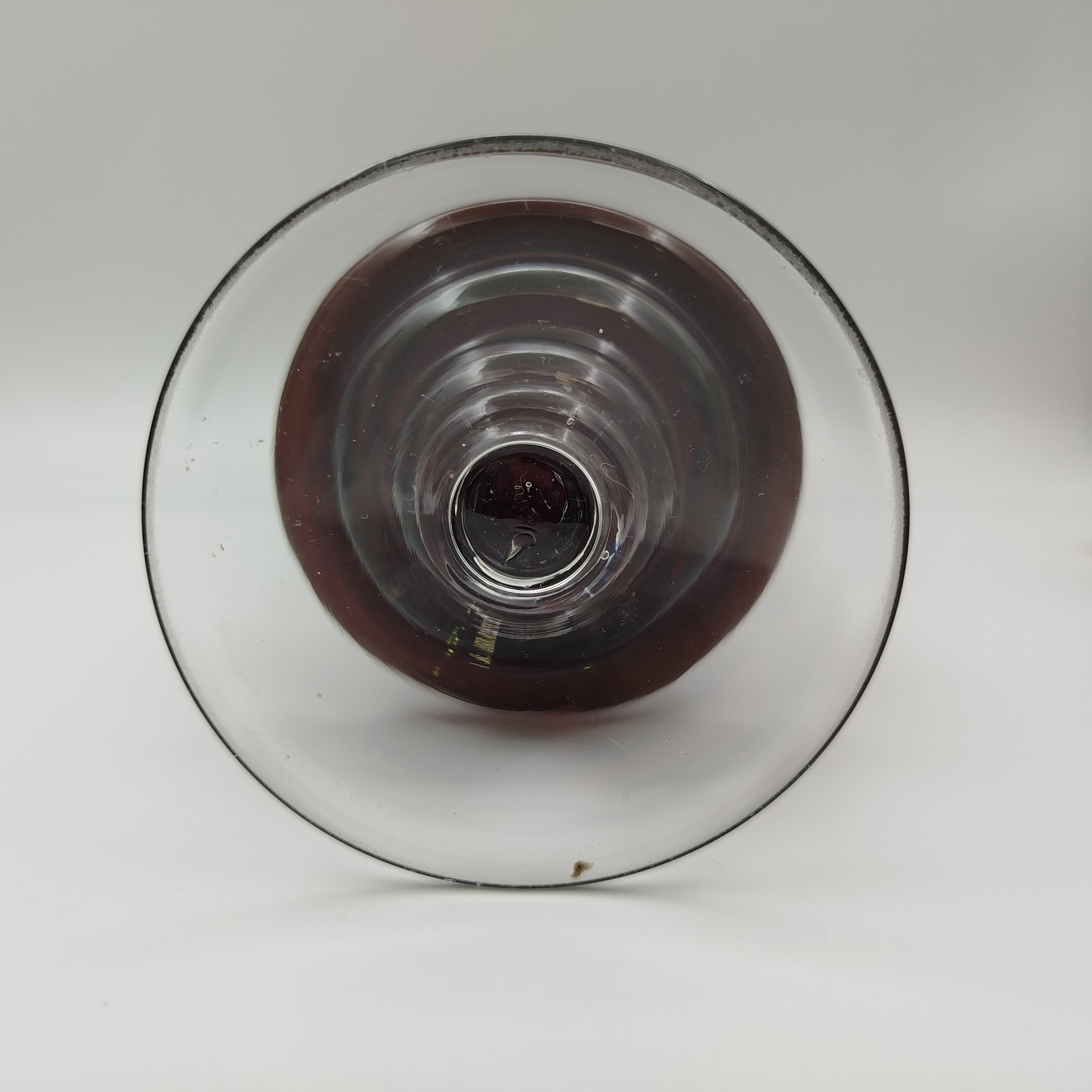 Ваза марганцевого оттенка на ножке с валиками и с цилиндрическим туловом, украшенным звездчато-растительным декором и линзами, хрусталь, алмазная грань, Дятьковский хрустальный завод, СССР, 1950-1970 гг.