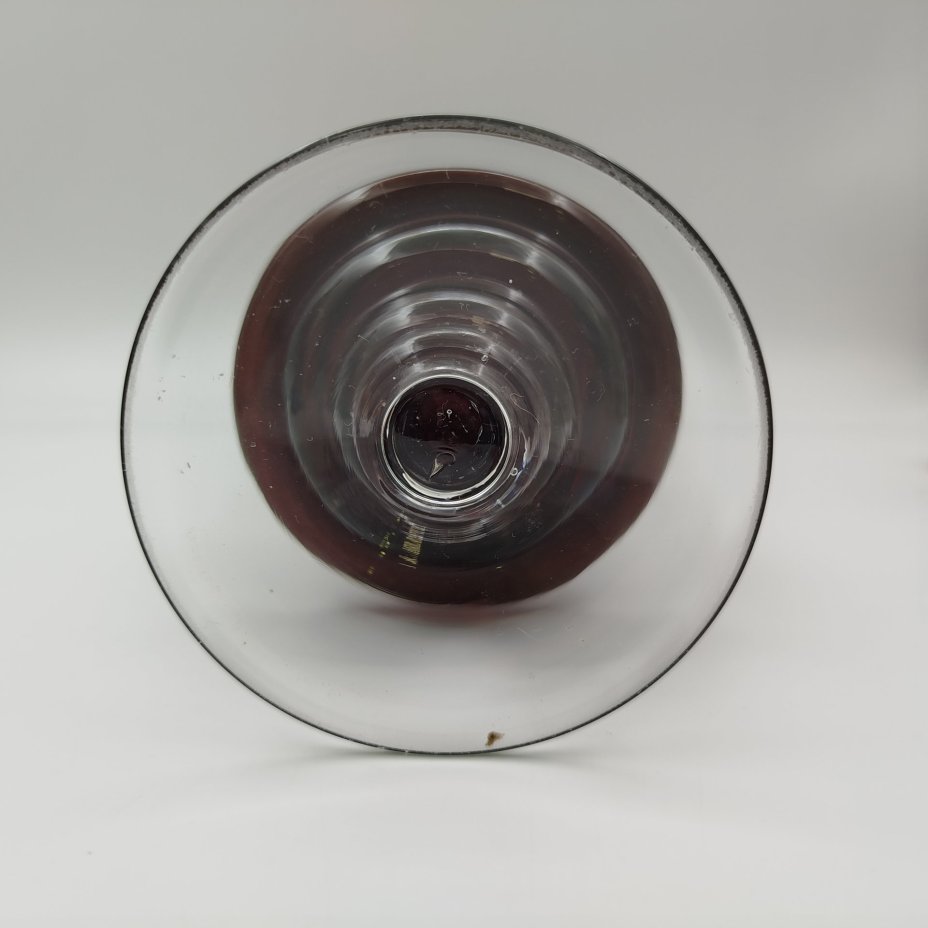 Ваза марганцевого оттенка на ножке с валиками и с цилиндрическим туловом, украшенным звездчато-растительным декором и линзами, хрусталь, алмазная грань, Дятьковский хрустальный завод, СССР, 1950-1970 гг.