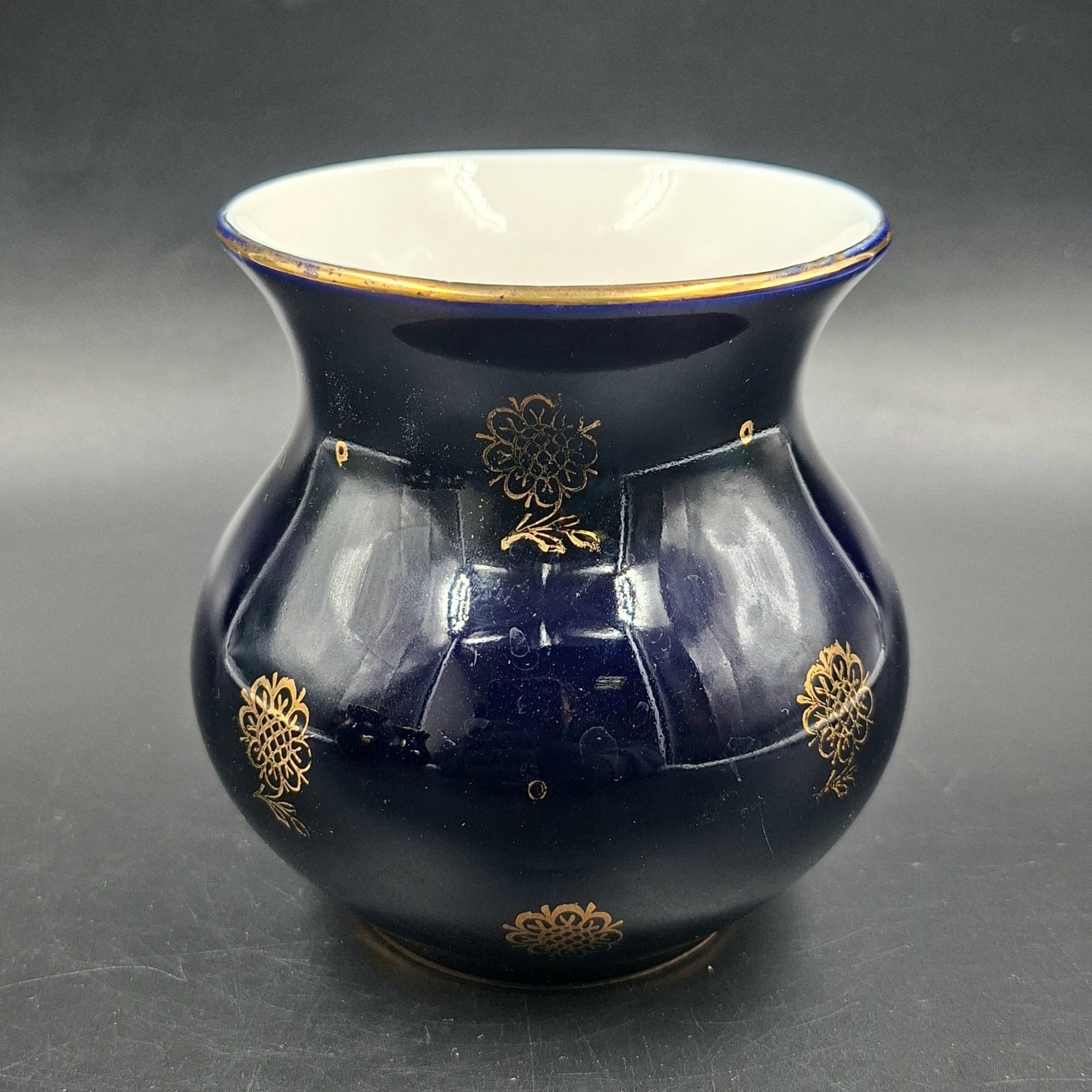 Ваза миниатюрная с цветочным декором, фарфор, крытье кобальтом, золочение, Ленинградский фарфоровый завод (ЛФЗ), СССР, 1950-1960 гг.