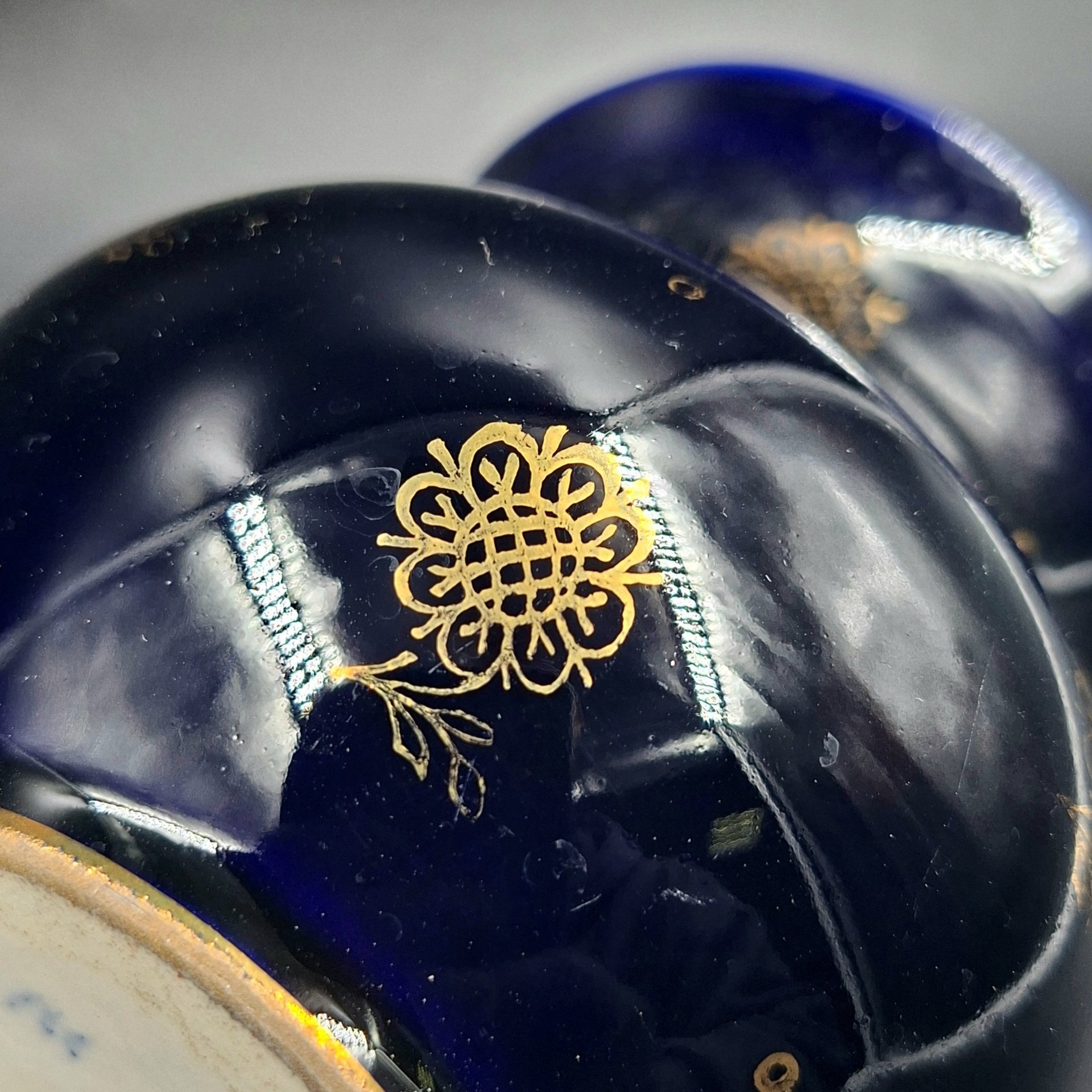 Ваза миниатюрная с цветочным декором, фарфор, крытье кобальтом, золочение, Ленинградский фарфоровый завод (ЛФЗ), СССР, 1950-1960 гг.