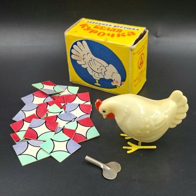 Игрушка заводная "Белая курочка" в оригинальной коробке, пластик, металл, картон, СССР, 1967 г.