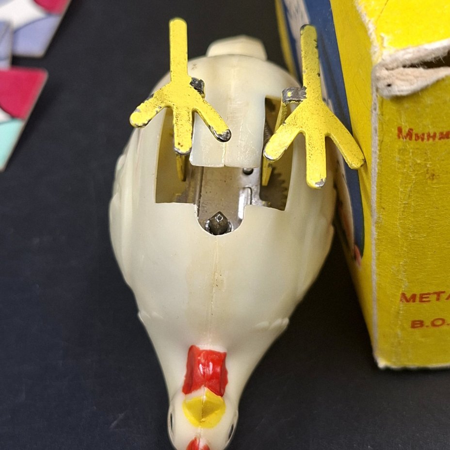 Игрушка заводная "Белая курочка" в оригинальной коробке, пластик, металл, картон, СССР, 1967 г.