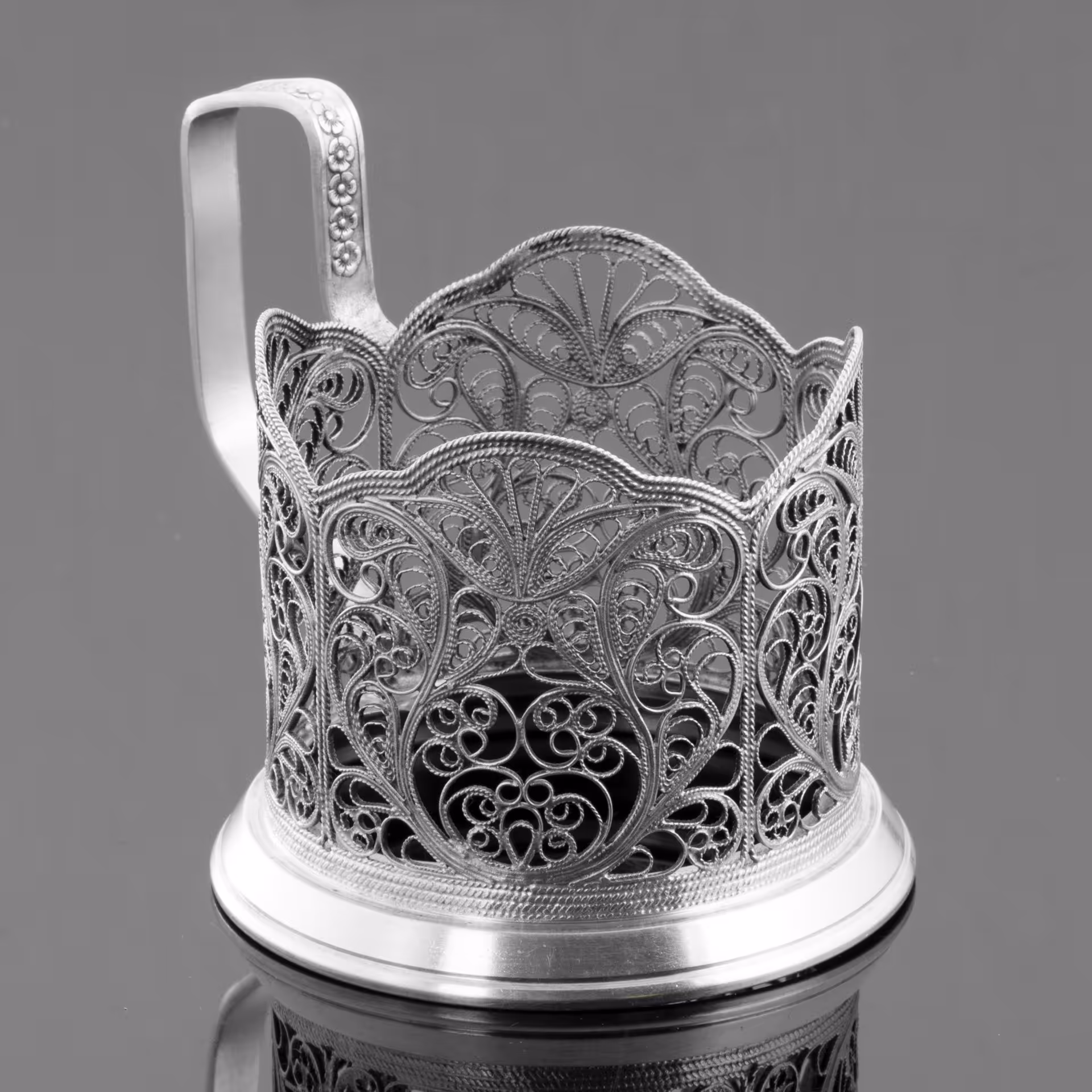 Подстаканник с ажурным декором, выполненным в технике скани, Московский завод ювелирных и металлических изделий (МЮЗ)