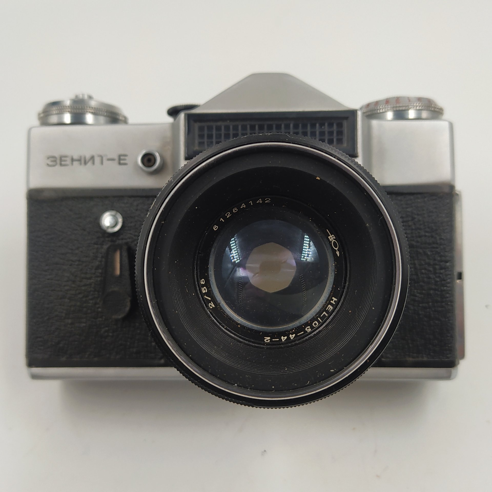 Фотоаппарат "Зенит-Е"  с объективом "Гелиос-44-2" в оригинальном кофре, металл, стекло, пластик, кожа, Белорусское оптико-механическое объединение (БелОМО), СССР, 1965-1986 гг., Белорусское оптико-механическое объединение (БелОМО)