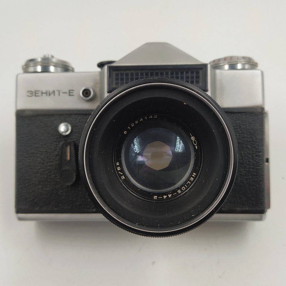 Фотоаппарат "Зенит-Е"  с объективом "Гелиос-44-2" в оригинальном кофре, металл, стекло, пластик, кожа, Белорусское оптико-механическое объединение (БелОМО), СССР, 1965-1986 гг., Белорусское оптико-механическое объединение (БелОМО)