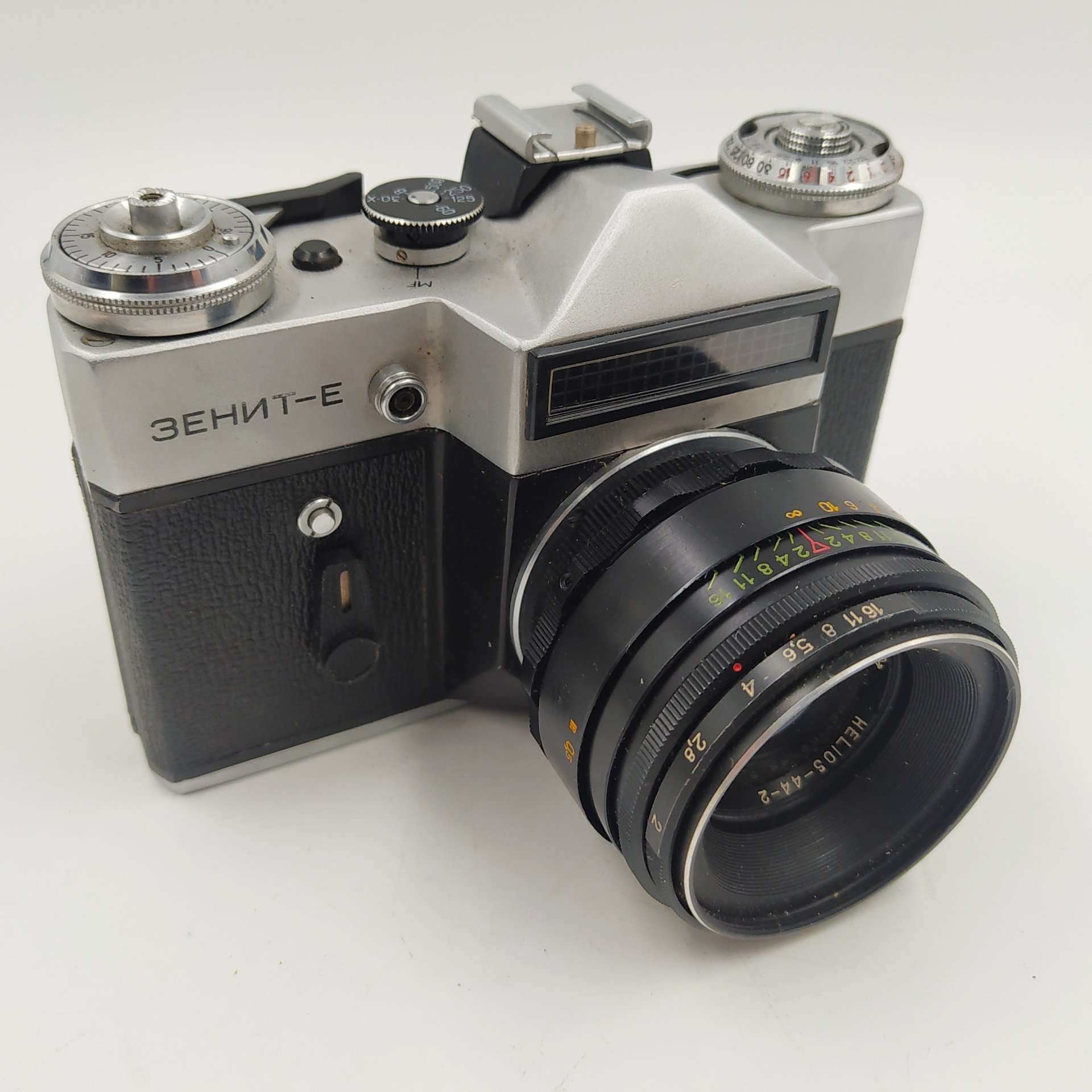 Фотоаппарат "Зенит-Е"  с объективом "Гелиос-44-2" в оригинальном кофре, металл, стекло, пластик, кожа, Белорусское оптико-механическое объединение (БелОМО), СССР, 1965-1986 гг., Белорусское оптико-механическое объединение (БелОМО)