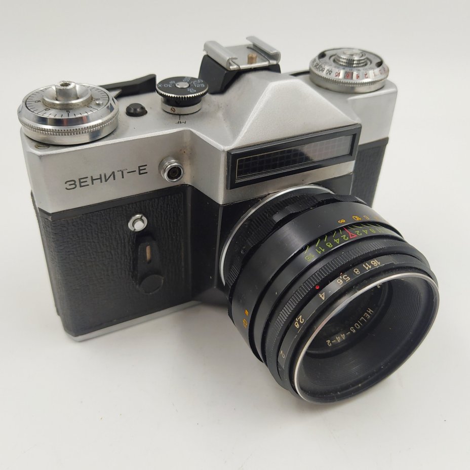Фотоаппарат "Зенит-Е"  с объективом "Гелиос-44-2" в оригинальном кофре, металл, стекло, пластик, кожа, Белорусское оптико-механическое объединение (БелОМО), СССР, 1965-1986 гг., Белорусское оптико-механическое объединение (БелОМО)