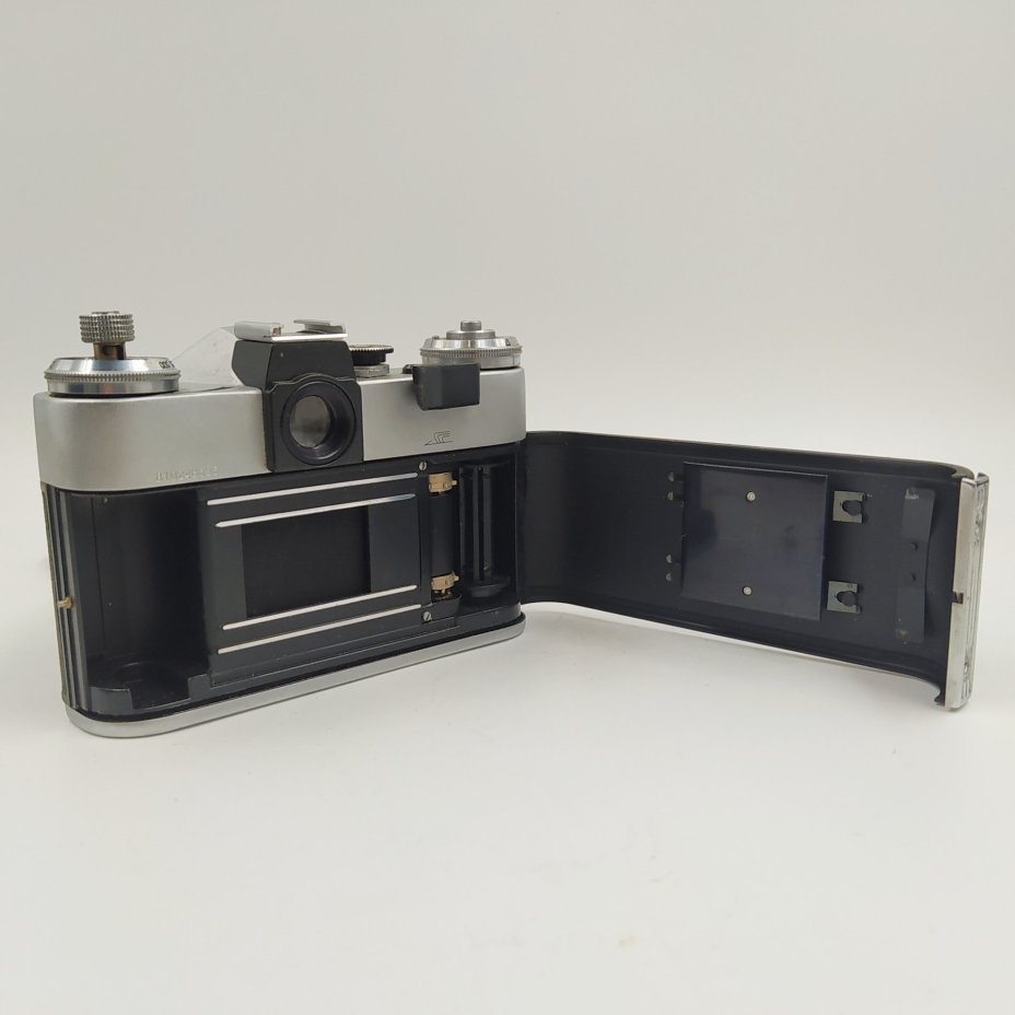 Фотоаппарат "Зенит-Е"  с объективом "Гелиос-44-2" в оригинальном кофре, металл, стекло, пластик, кожа, Белорусское оптико-механическое объединение (БелОМО), СССР, 1965-1986 гг., Белорусское оптико-механическое объединение (БелОМО)