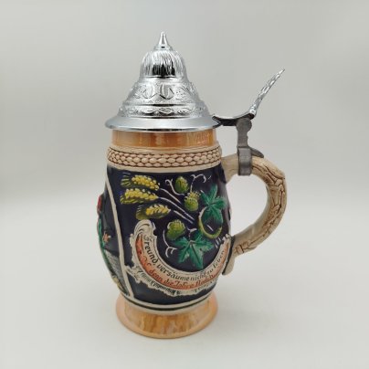 Кружка пивная с крышкой, украшенная изображением трактирной сцены, Albert Jacob Thewalt, керамика, рельеф, роспись, люстр, олово, ФРГ, 1970-1990 гг.