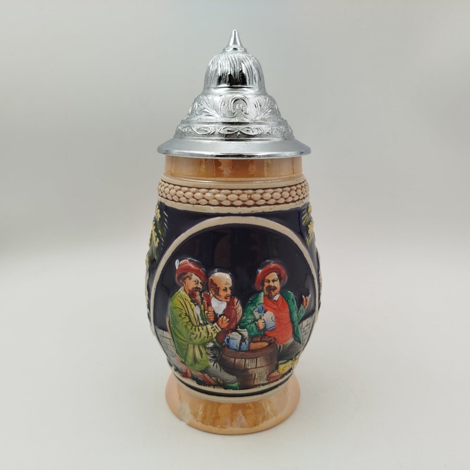 Кружка пивная с крышкой, украшенная изображением трактирной сцены, Albert Jacob Thewalt, керамика, рельеф, роспись, люстр, олово, ФРГ, 1970-1990 гг.