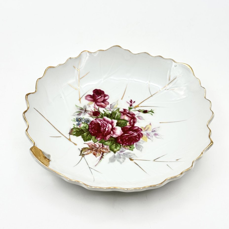Тарелка с изображением букета