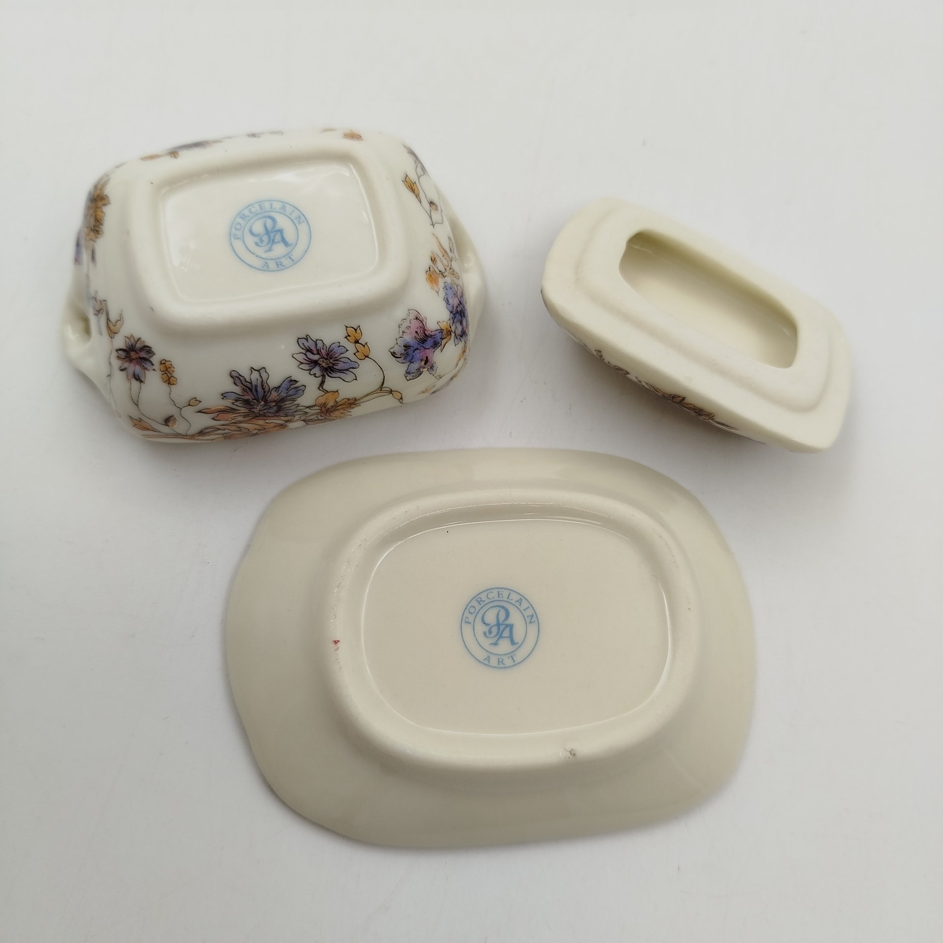 Солонка в виде супницы (миниатюрная), украшенная растительным декором, "Porcelain Art", фарфор, деколь, Европа, 1970-2000 гг.