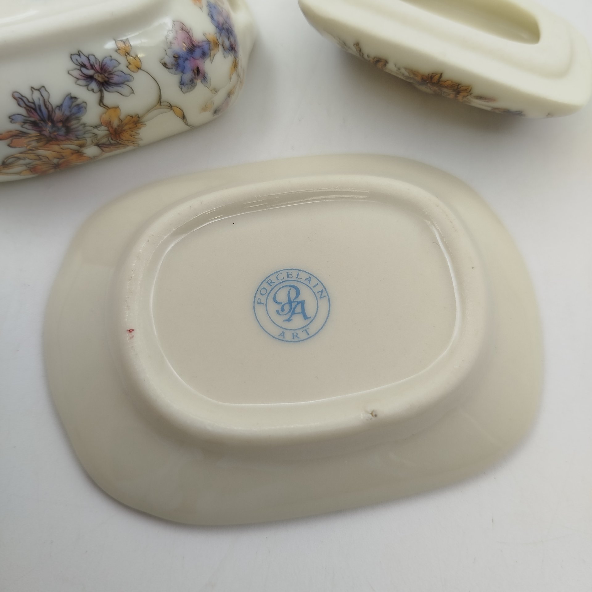 Солонка в виде супницы (миниатюрная), украшенная растительным декором, "Porcelain Art", фарфор, деколь, Европа, 1970-2000 гг.