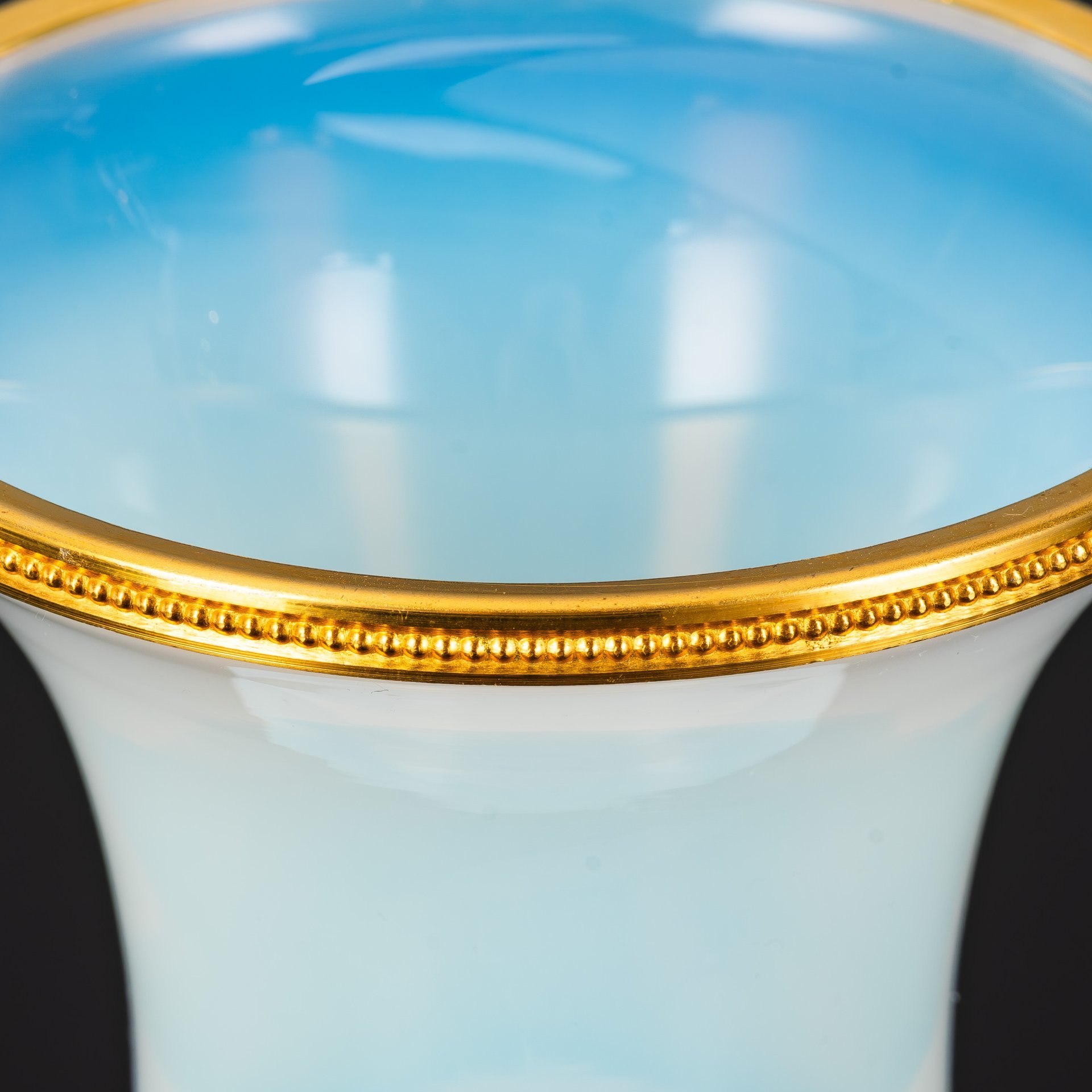 Ваза в форме кратера с золотистой оплеткой, Empoli Glass Opaline, Тоскана, стекло, опаловое, металл (оплетка), Италия, 1950-1960 гг.