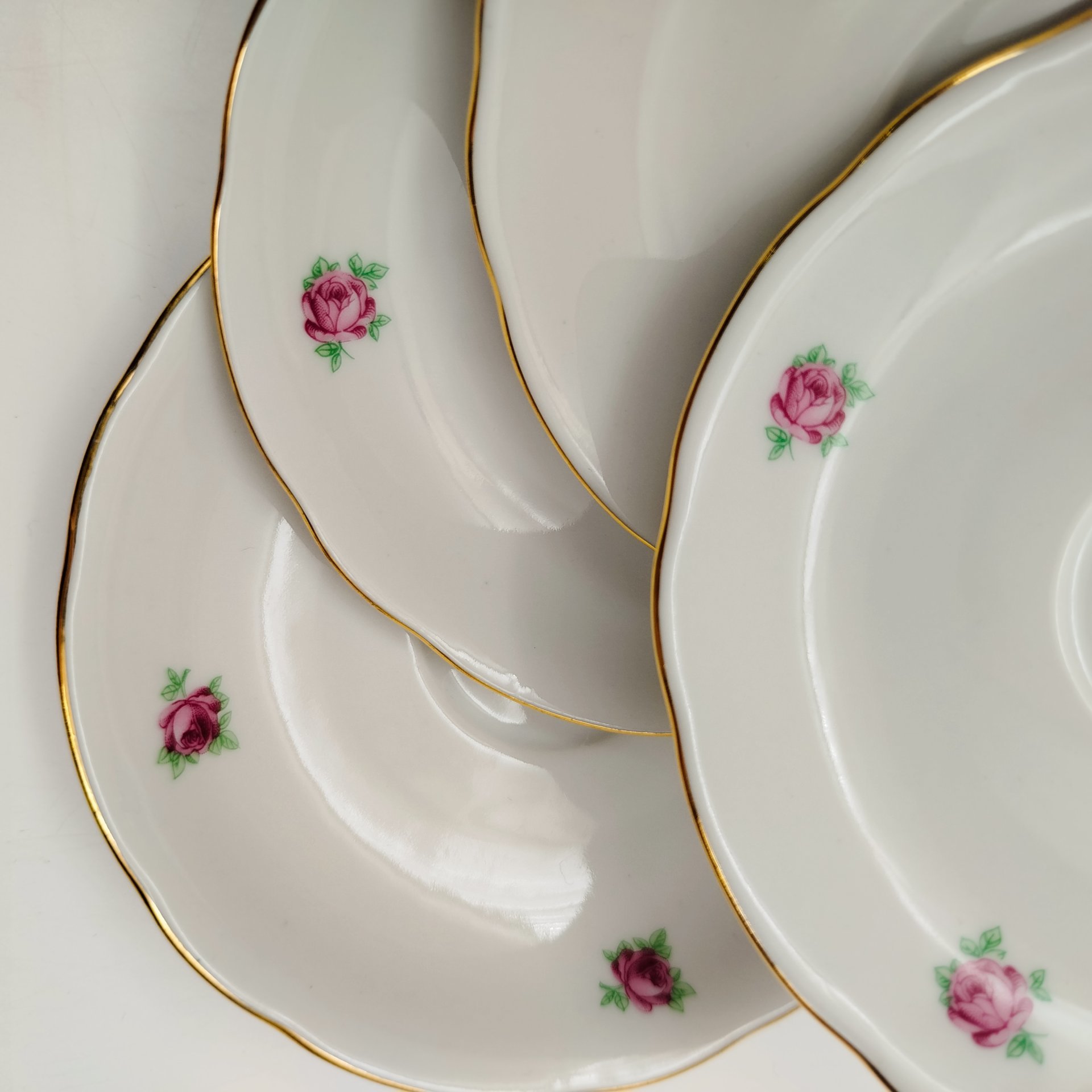 Набор кофейных пар с декором в виде распустившегося цветка розы (на 6 персон), мануфактура Bohemia Ceramic Works, фарфор, деколь, золочение, Чехословакия, 1960-1980 гг.