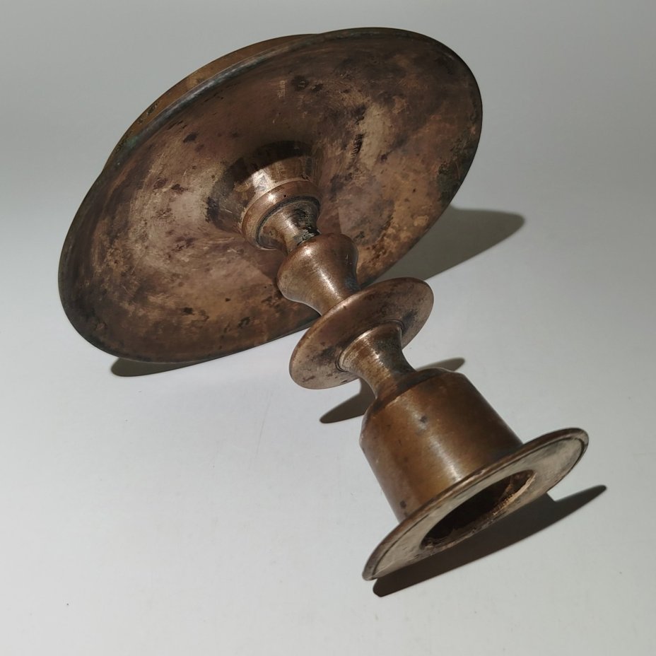 Подсвечник на одну свечу, на круглом основании