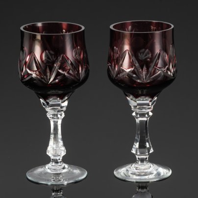 Пара бокалов марганцевого оттенка с декором в виде линз, хрусталь, нацвет, алмазная грань, Стекольный завод «Красный май», СССР, 1960-1980 гг.