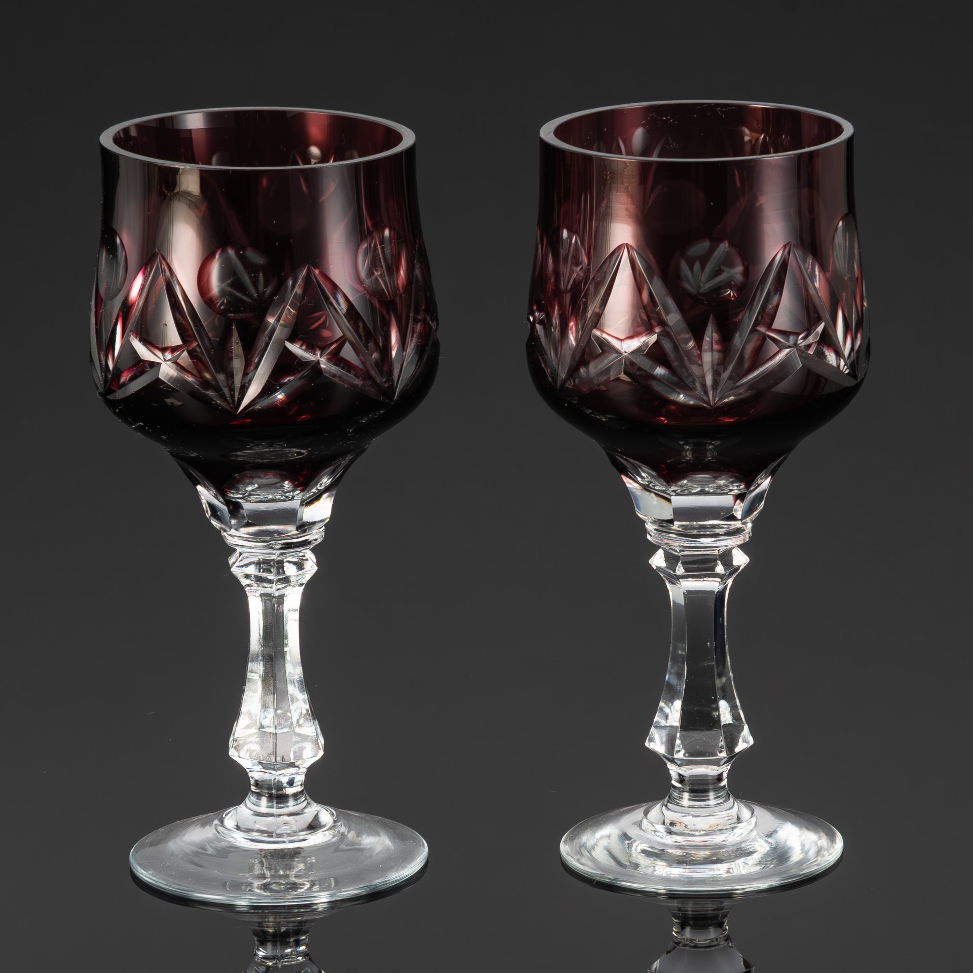 Пара бокалов марганцевого оттенка с декором в виде линз, хрусталь, нацвет, алмазная грань, Стекольный завод «Красный май», СССР, 1960-1980 гг.