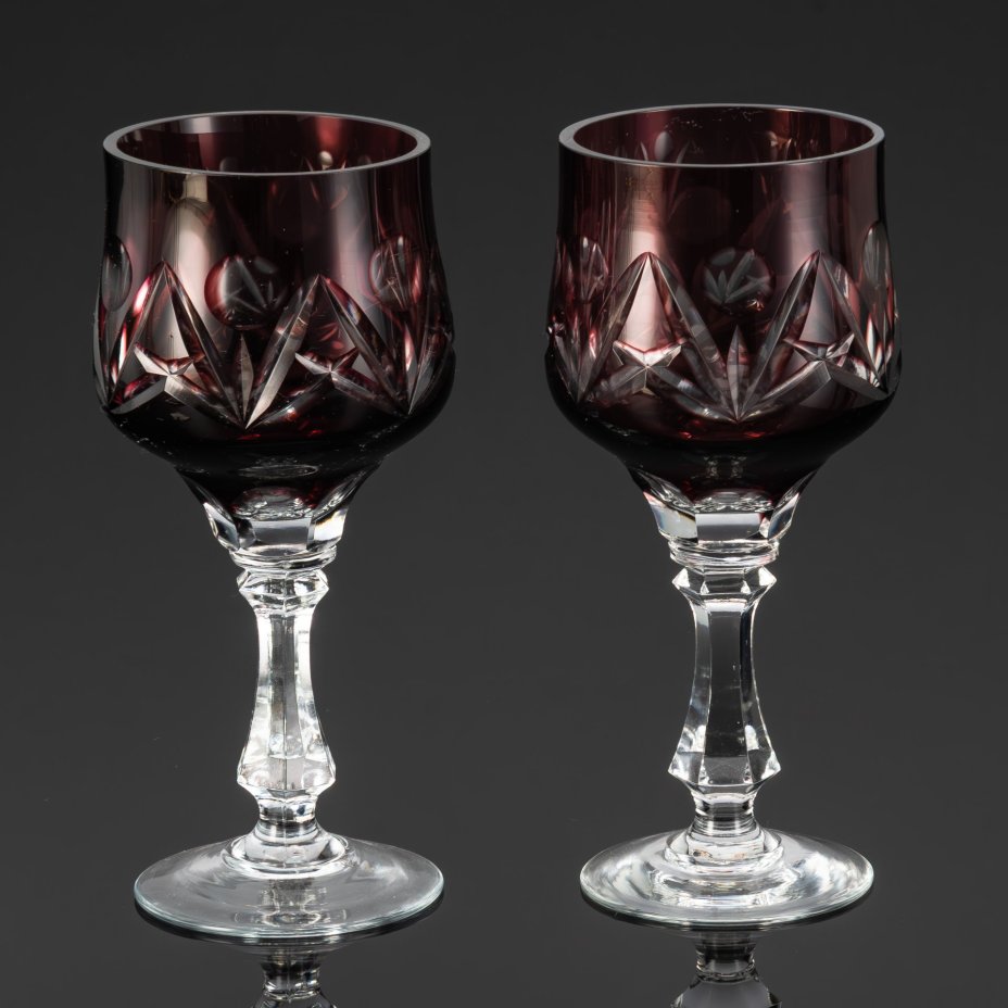 Пара бокалов марганцевого оттенка с декором в виде линз, хрусталь, нацвет, алмазная грань, Стекольный завод «Красный май», СССР, 1960-1980 гг.