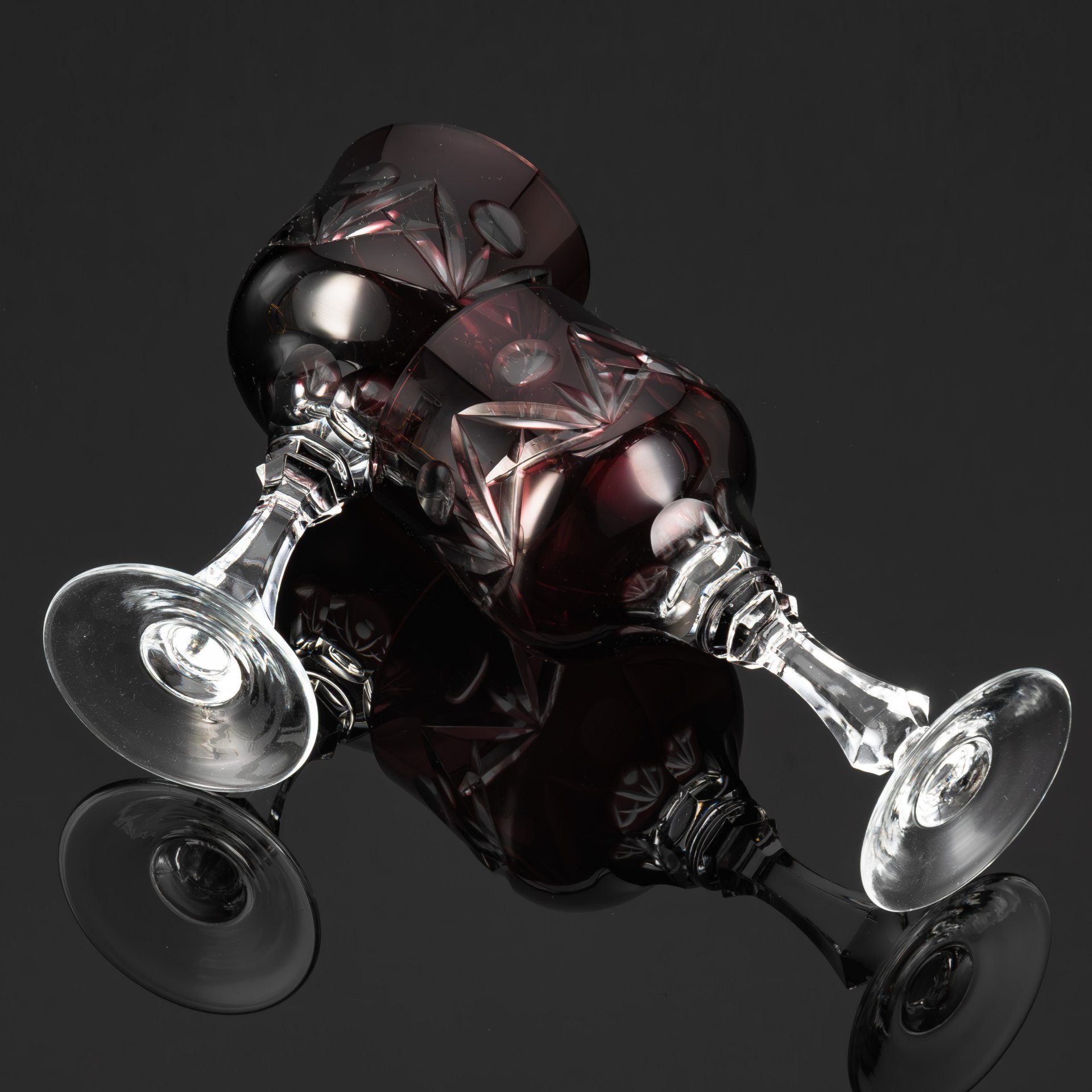 Пара бокалов марганцевого оттенка с декором в виде линз, хрусталь, нацвет, алмазная грань, Стекольный завод «Красный май», СССР, 1960-1980 гг.