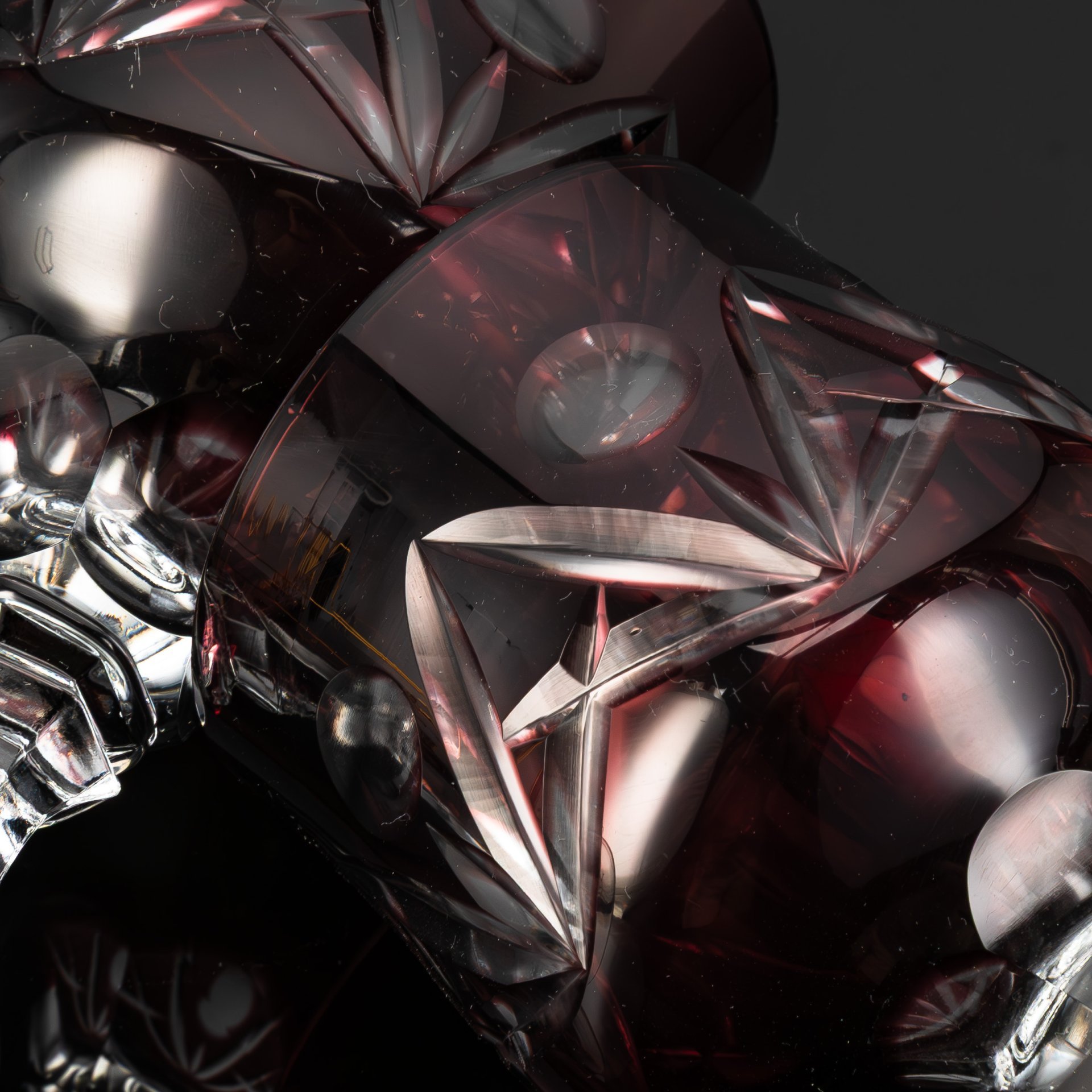 Пара бокалов марганцевого оттенка с декором в виде линз, хрусталь, нацвет, алмазная грань, Стекольный завод «Красный май», СССР, 1960-1980 гг.