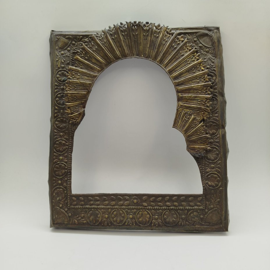 Оклад от иконы с накладным венцом украшенный растительным орнаментом, латунь, чеканка, Российская империя, 1870-1890 гг.