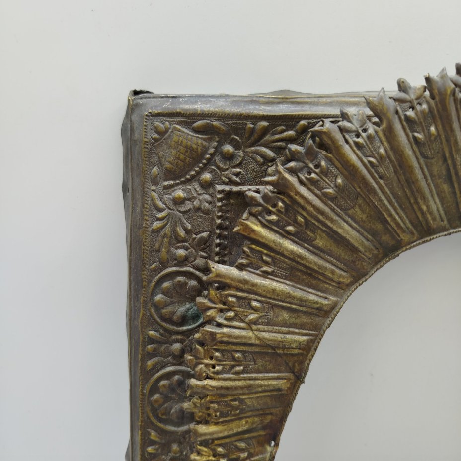 Оклад от иконы с накладным венцом украшенный растительным орнаментом, латунь, чеканка, Российская империя, 1870-1890 гг.