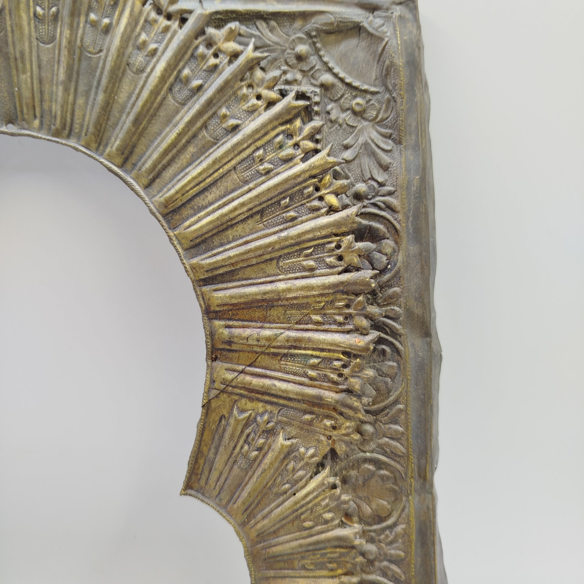 Оклад от иконы с накладным венцом украшенный растительным орнаментом, латунь, чеканка, Российская империя, 1870-1890 гг.