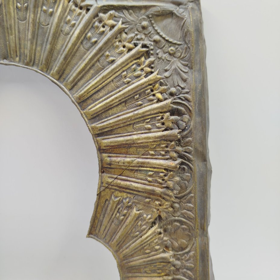 Оклад от иконы с накладным венцом украшенный растительным орнаментом, латунь, чеканка, Российская империя, 1870-1890 гг.