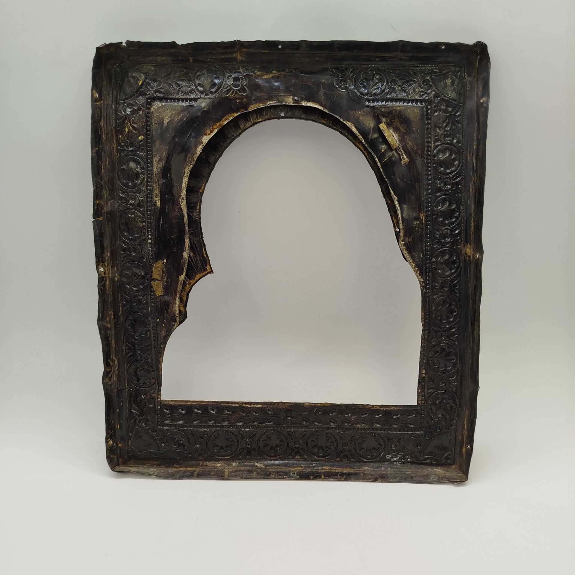 Оклад от иконы с накладным венцом украшенный растительным орнаментом, латунь, чеканка, Российская империя, 1870-1890 гг.