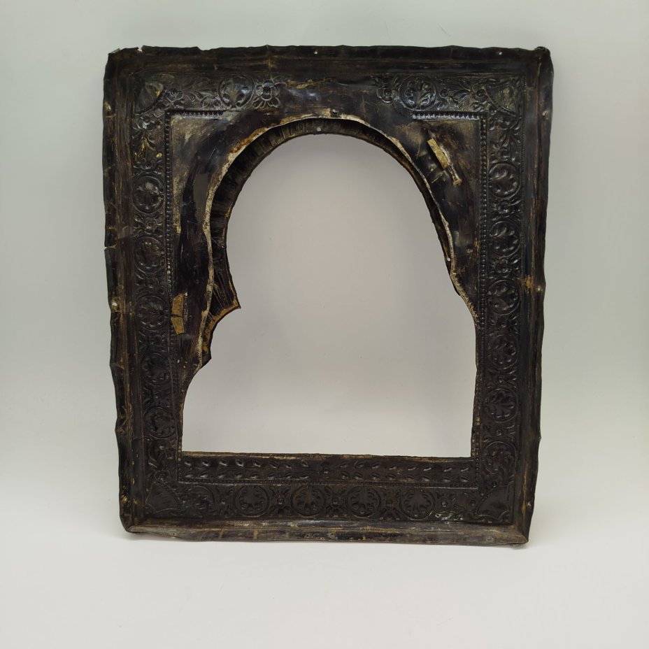 Оклад от иконы с накладным венцом украшенный растительным орнаментом, латунь, чеканка, Российская империя, 1870-1890 гг.