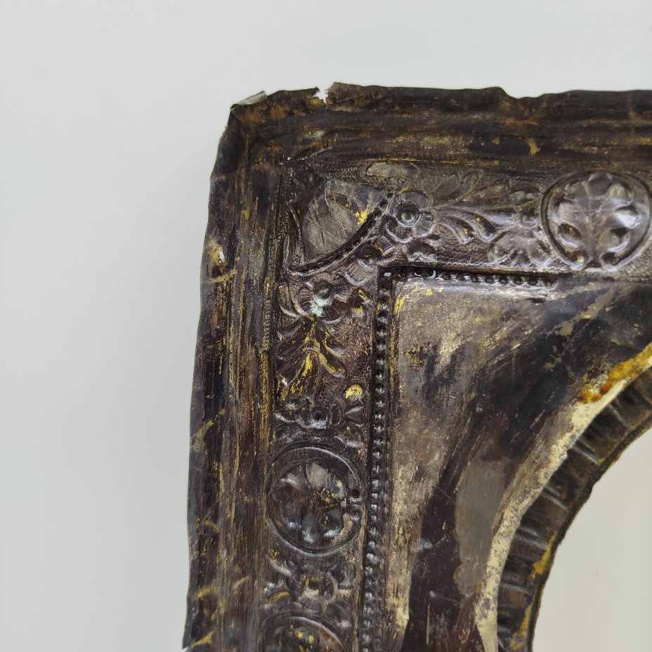 Оклад от иконы с накладным венцом украшенный растительным орнаментом, латунь, чеканка, Российская империя, 1870-1890 гг.