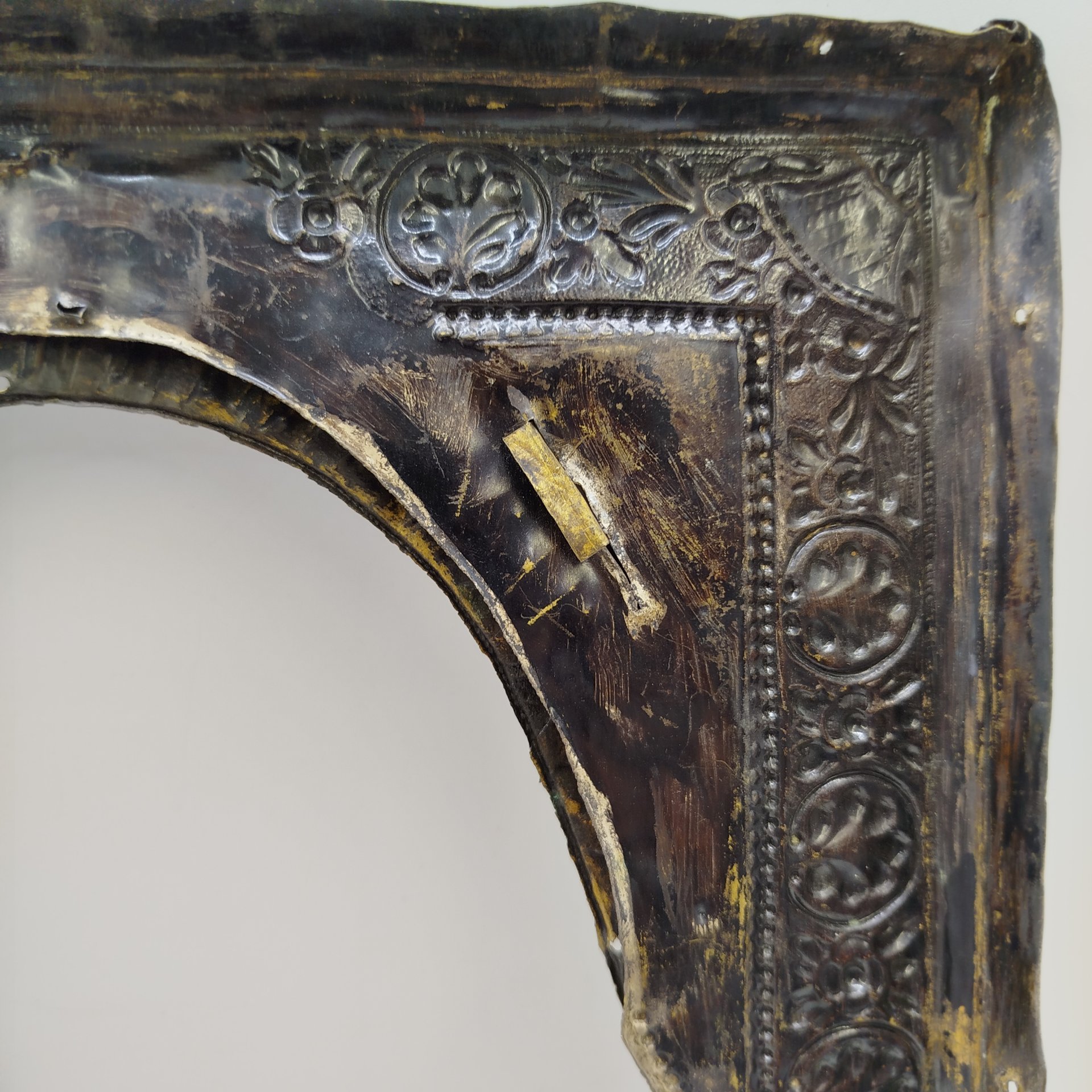 Оклад от иконы с накладным венцом украшенный растительным орнаментом, латунь, чеканка, Российская империя, 1870-1890 гг.