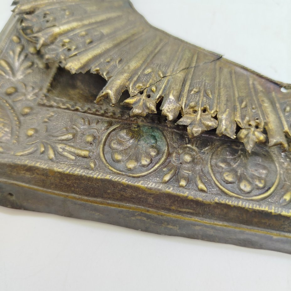 Оклад от иконы с накладным венцом украшенный растительным орнаментом, латунь, чеканка, Российская империя, 1870-1890 гг.