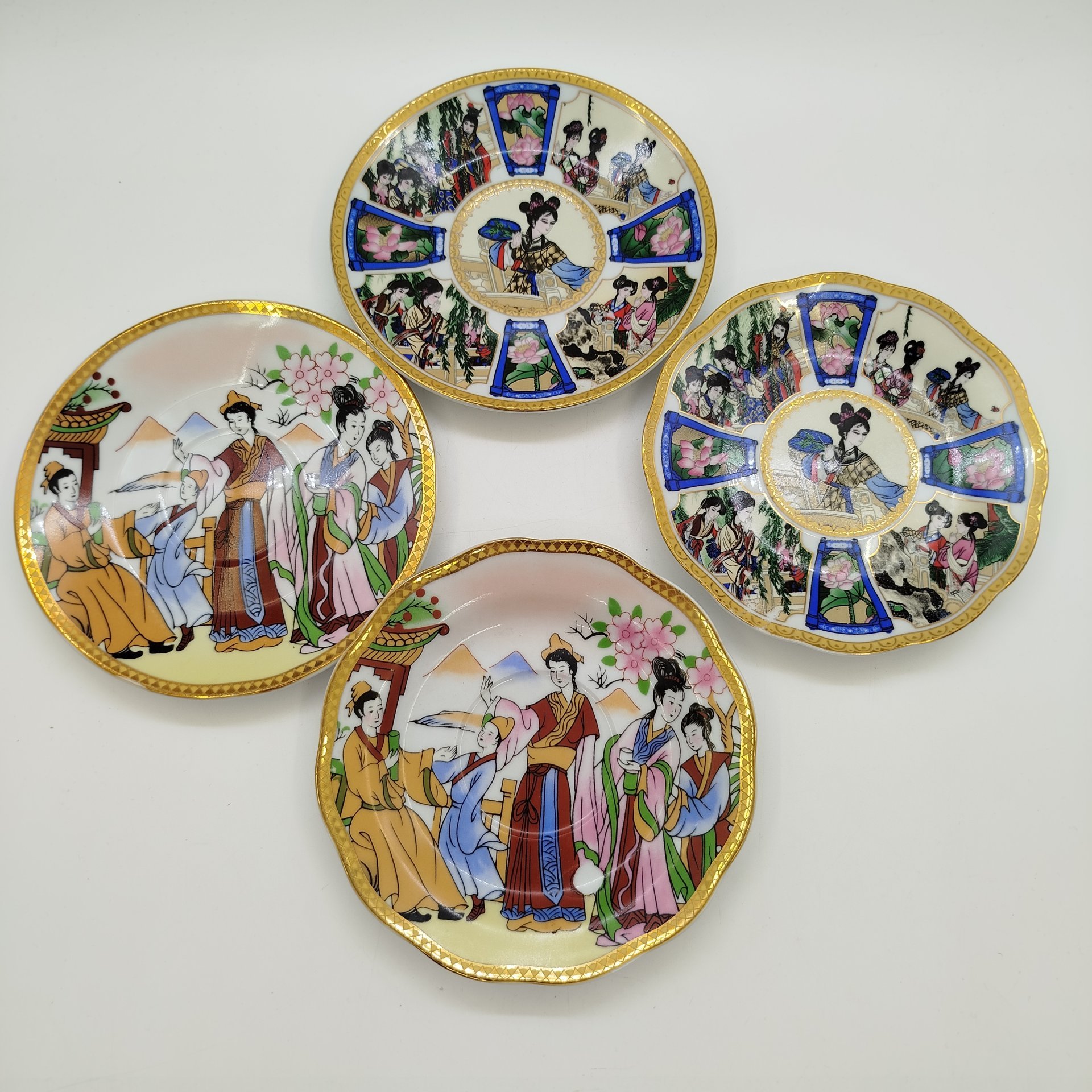 Набор из 4-х блюдец, украшенных жанровыми сценками (в подборе)