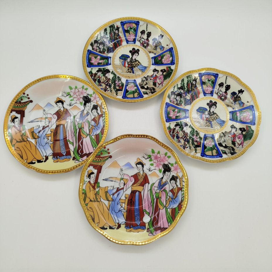 Набор из 4-х блюдец, украшенных жанровыми сценками (в подборе)