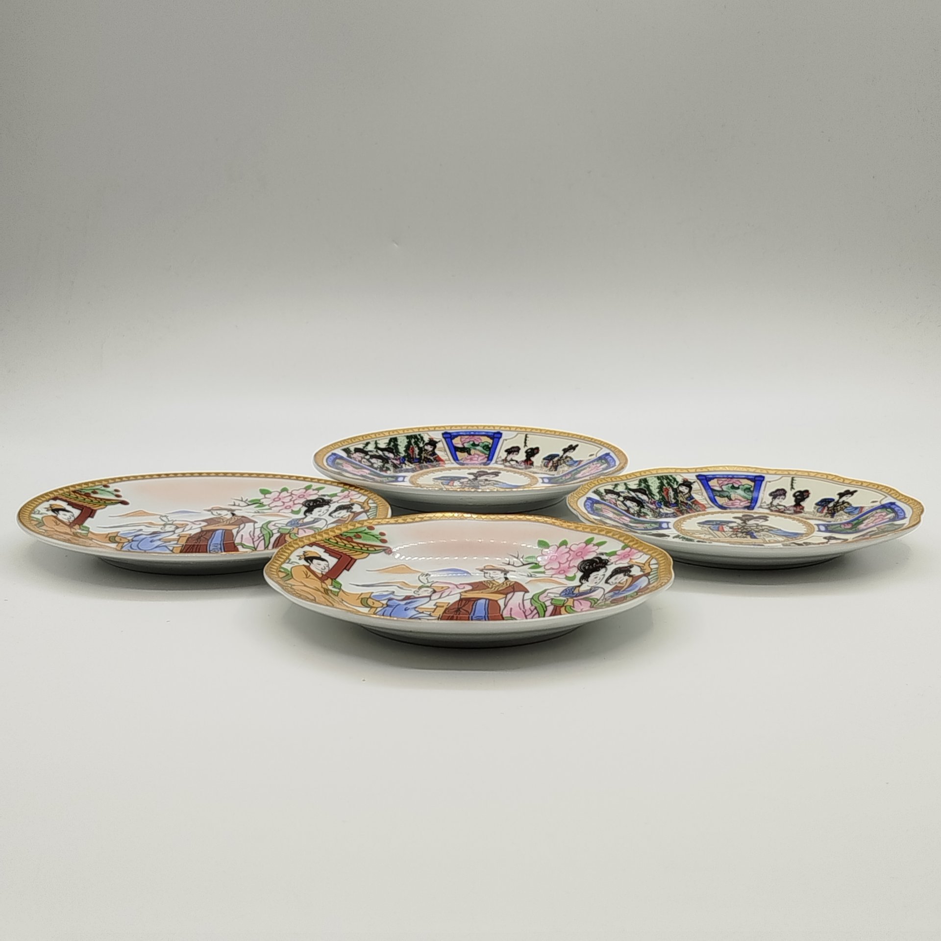 Набор из 4-х блюдец, украшенных жанровыми сценками (в подборе)