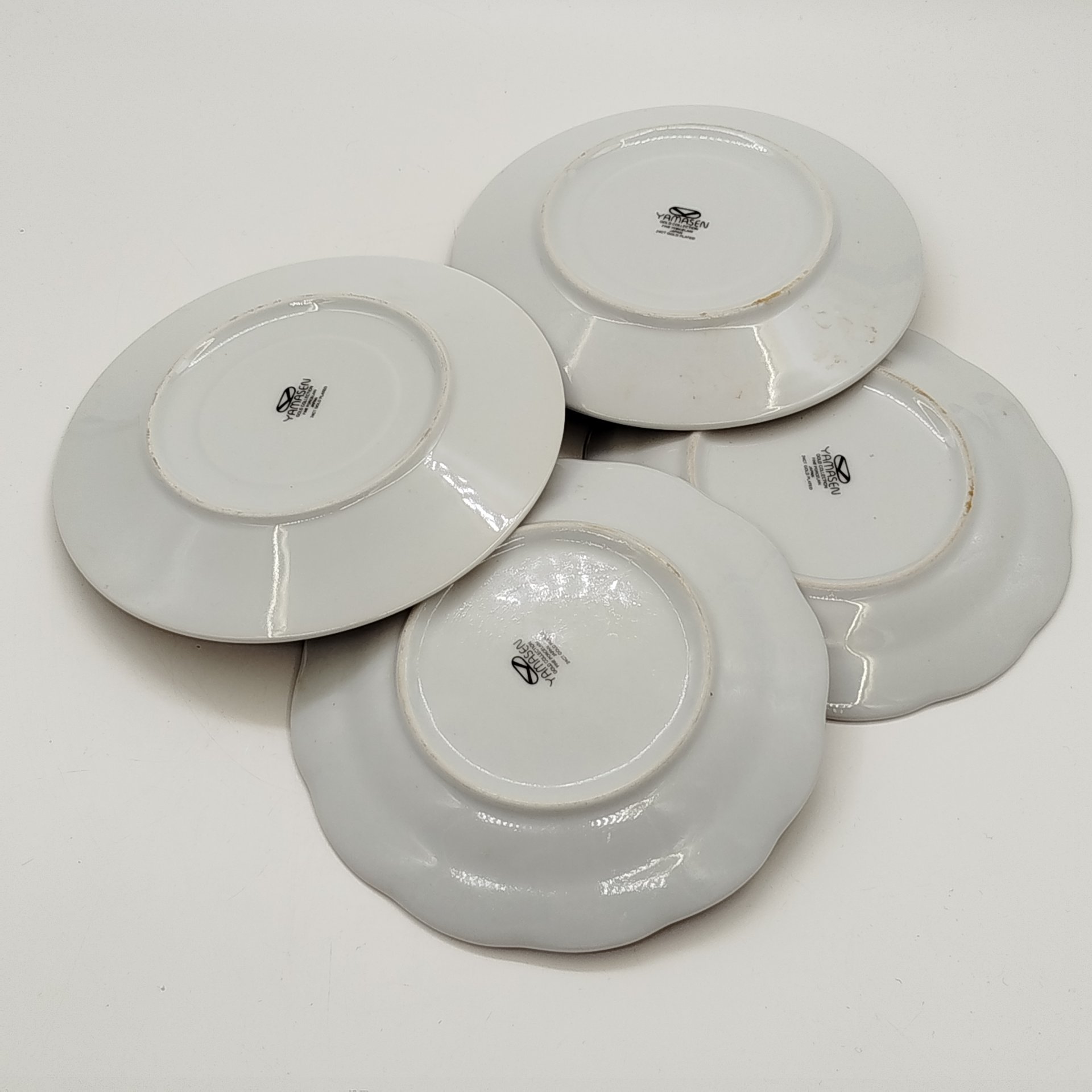 Набор из 4-х блюдец, украшенных жанровыми сценками (в подборе)