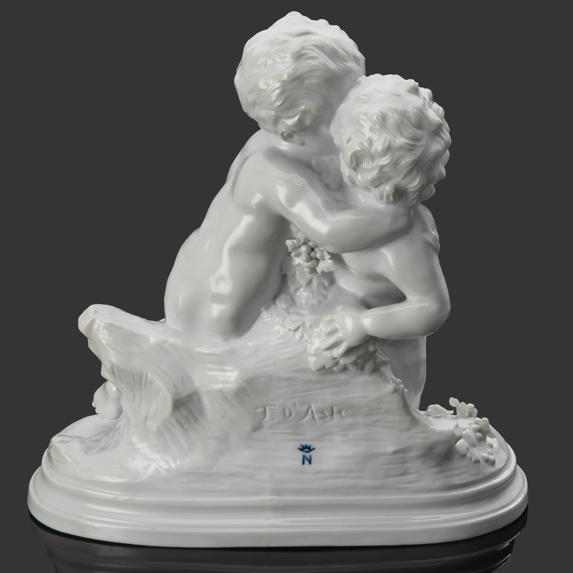 Скульптура "Играющие путти", по модели скульптора Joseph D` Aste, Ernst Bohne Söhne, фарфор, Германия, 1901-1920 гг.